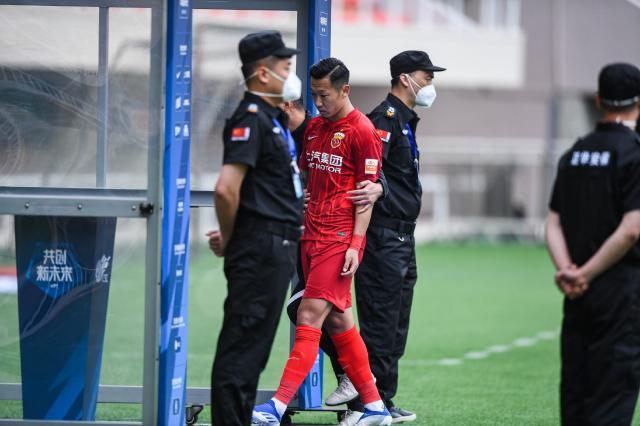 178体育直播足球-【红牌始末】徐新接受判罚海港忙安抚 就怕搞起人斗