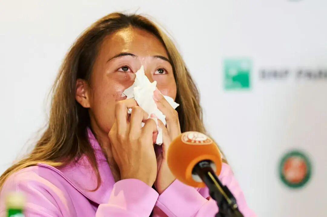 一轮游！2026法网女单首轮：郑钦文0比2出局 泪洒发布会